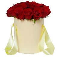 25 червоних імпортних троянд в коробці