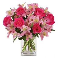 Букет в рожевих тонах з троянд та альстромерій