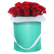 Імпортні троянди в шляпній коробці