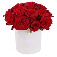 Червоні троянди в шляпній коробці