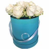 Маленька коробка з білими трояндами