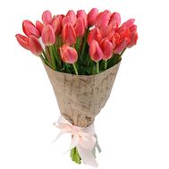 Рожеві тюльпани в папері