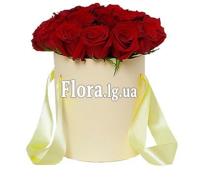 25 червоних імпортних троянд в коробці