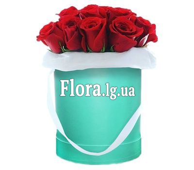 Імпортні троянди в шляпній коробці