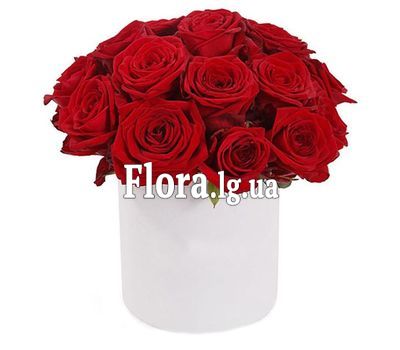 Червоні троянди в шляпній коробці