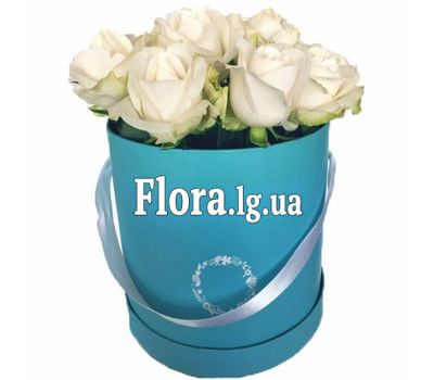 Маленька коробка з білими трояндами