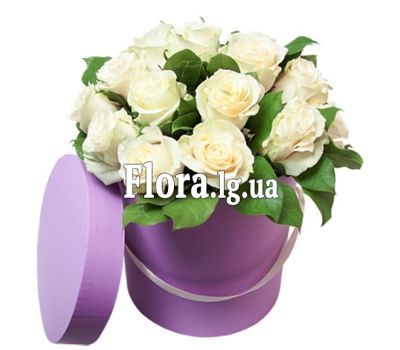 Мила коробка білих троянд