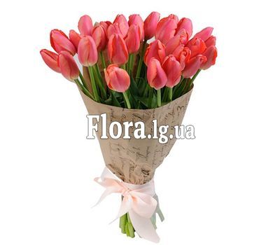 Рожеві тюльпани в папері