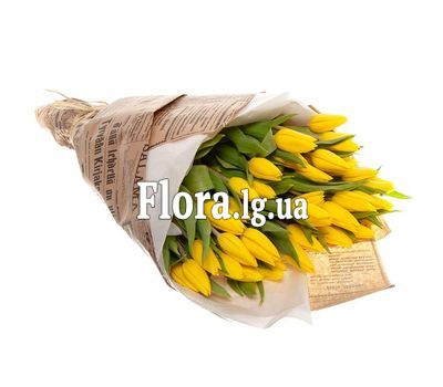 Жовті тюльпани в папері